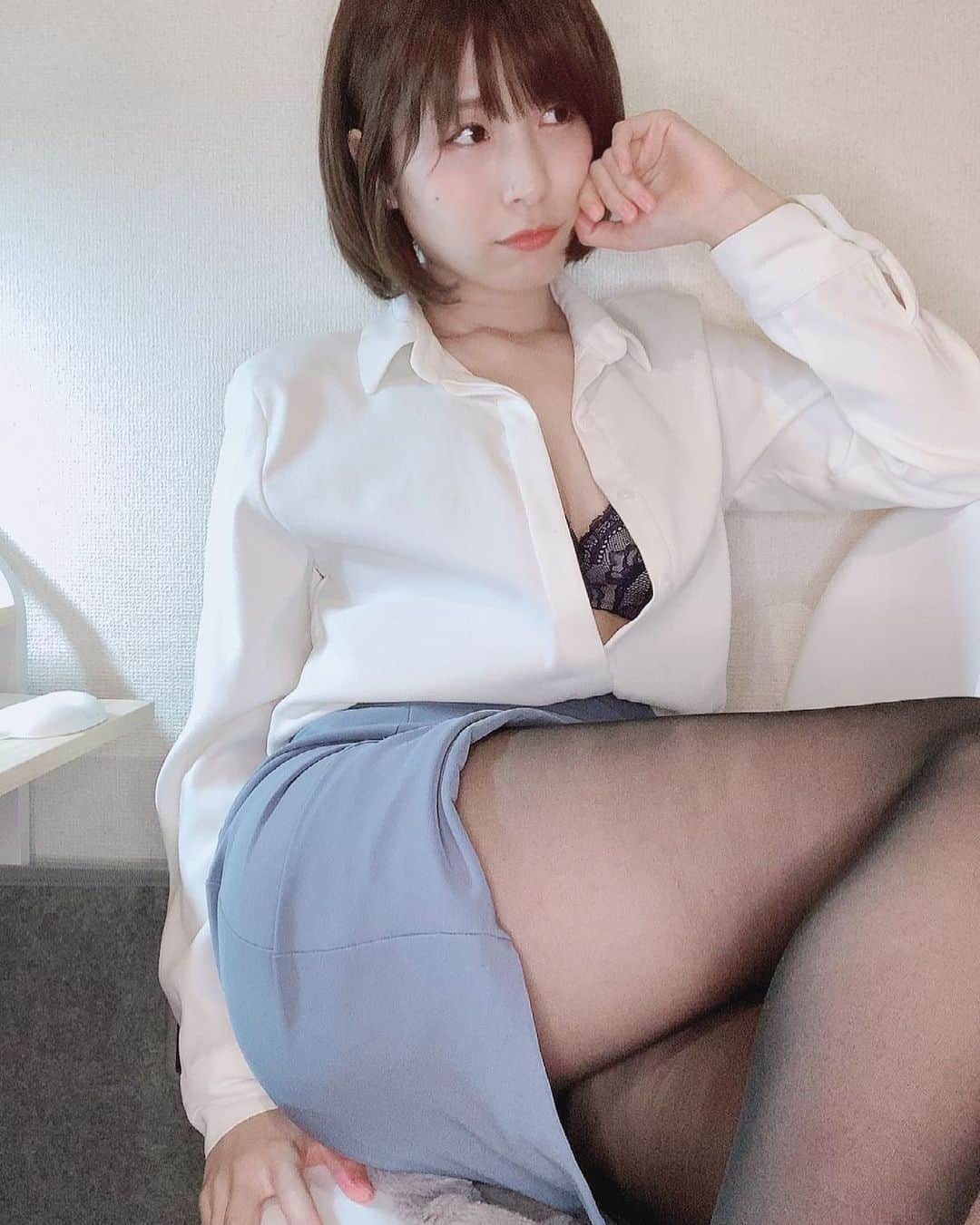 相原みぃのインスタグラム：「うーん、どうしようかしら💭 ・ ・ #グラドル #ポートレート #フリーモデル #グラビア #フリーランス #ポートレートモデル #被写体 #撮影会 #写真好きな人と繋がりたい #カメラ好きな人と繋がりたい #くびれ #美脚 #撮影依頼 #仕事依頼 #ミリドル #portrait #shotting #japanesegirl #cute #kawaii #followme #お尻 #黒ストッキング #pantyhose #nylons #ストッキング #黒タイツ #stockings」