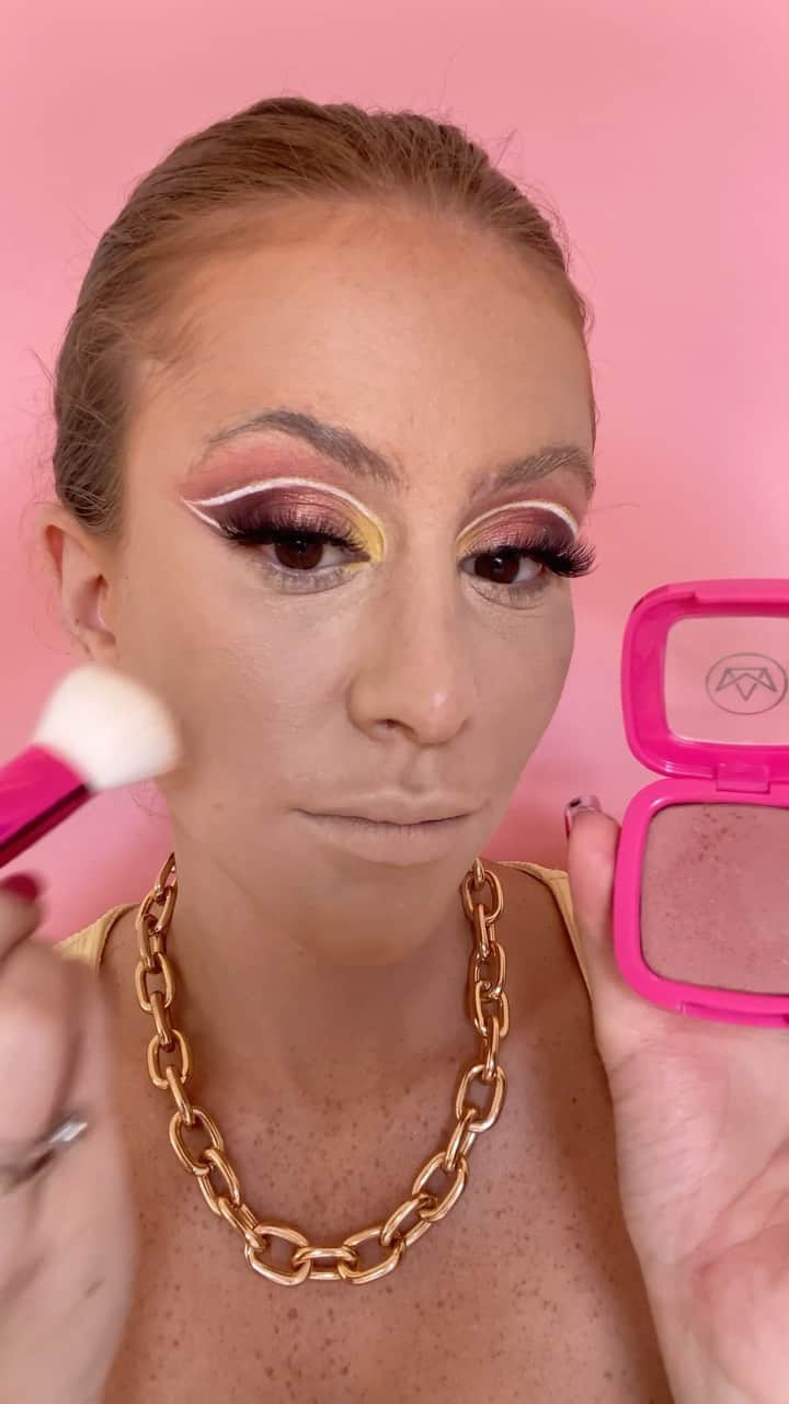 マリ・マリアのインスタグラム：「Make de hoje com carinha de saúde ❣️ Usei a coleção de blush @marimariamakeup  Base @hudabeauty  Delineador branco @marimariamakeup  Iluminador Stella  Sobrancelha taupe」