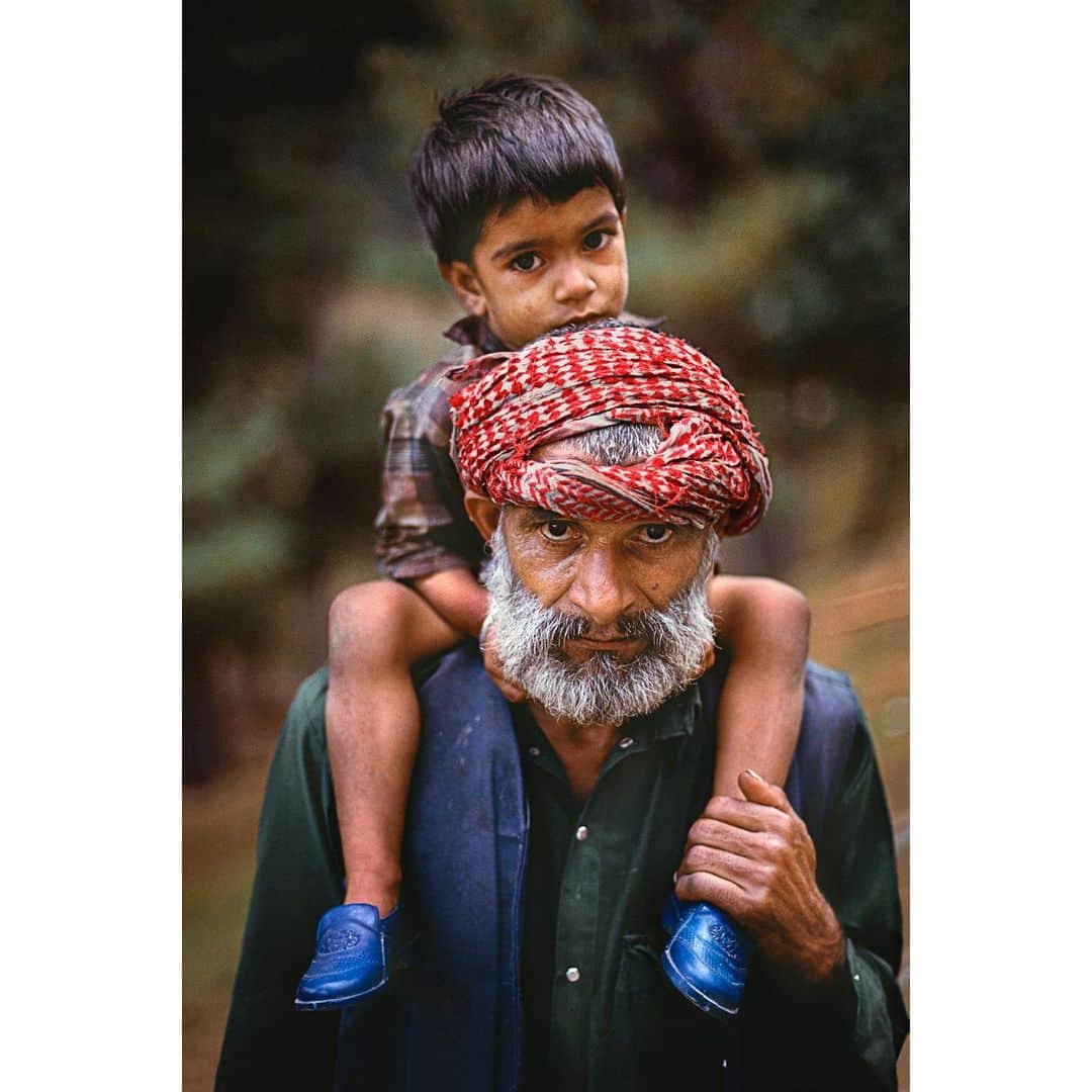 スティーブ・マカリーさんのインスタグラム写真 - (スティーブ・マカリーInstagram)「Kuchi Shepherd and son, #Srinagar, #Kashmir, #India, 1998.  #SteveMcCurry」2月21日 0時59分 - stevemccurryofficial