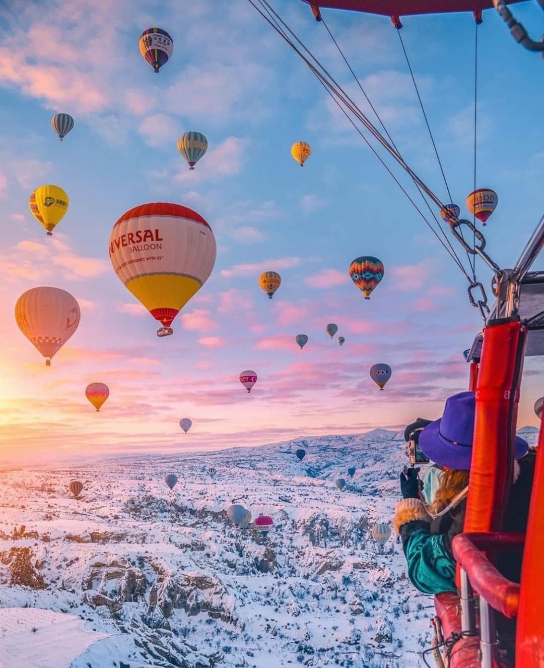 Earth Picsさんのインスタグラム写真 - (Earth PicsInstagram)「Flying over Cappadocia 🎈 Tag a friend you’d like to experience this with 😍 Photo by @izkiz」2月21日 1時00分 - earthpix