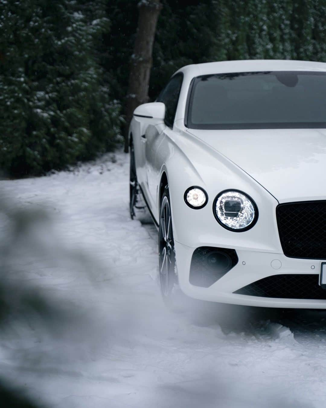 ベントレーさんのインスタグラム写真 - (ベントレーInstagram)「Feels cool. Looks even cooler. The #ContinentalGT. #WorldOfBentley _ #Bentley Continental GT WLTP drive cycle: combined fuel consumption: 20.8 mpg (13.6 l/100 km), combined CO₂: 308 g/km. Photos by @waveone」2月21日 1時00分 - bentleymotors