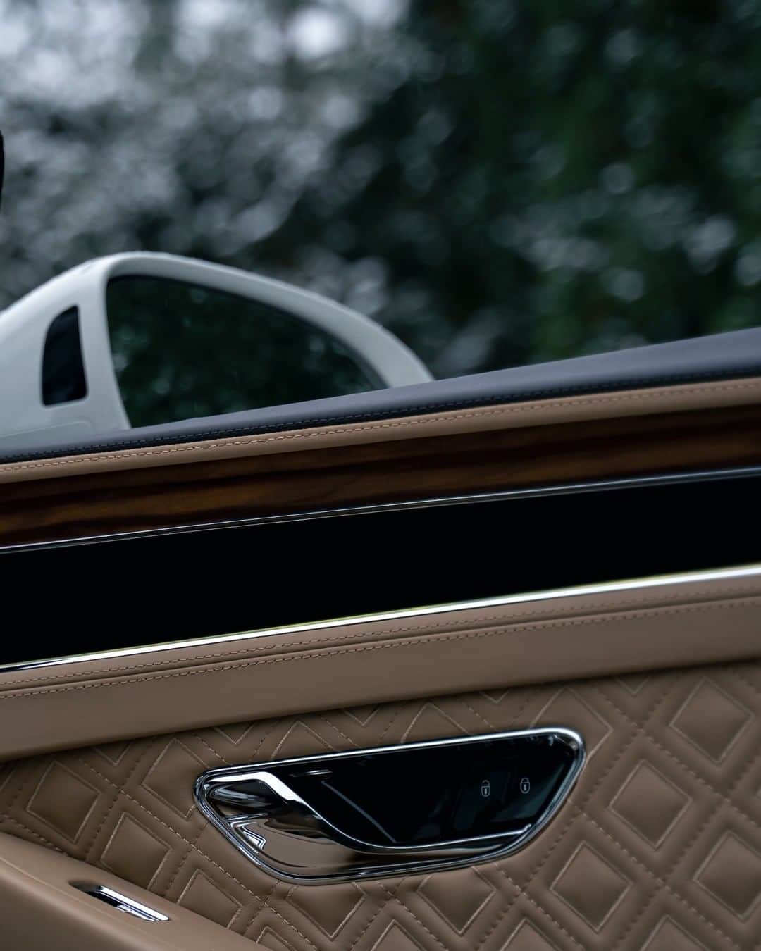 ベントレーさんのインスタグラム写真 - (ベントレーInstagram)「Feels cool. Looks even cooler. The #ContinentalGT. #WorldOfBentley _ #Bentley Continental GT WLTP drive cycle: combined fuel consumption: 20.8 mpg (13.6 l/100 km), combined CO₂: 308 g/km. Photos by @waveone」2月21日 1時00分 - bentleymotors