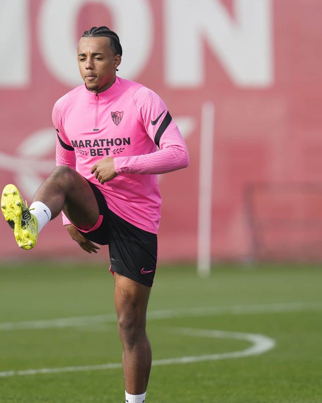 セビージャFCのインスタグラム：「🔝 ＪＵＬＥＳ 🇫🇷 🛡  #wearesevilla #nuncaterindas #sevillafc #sevilla #koundé」