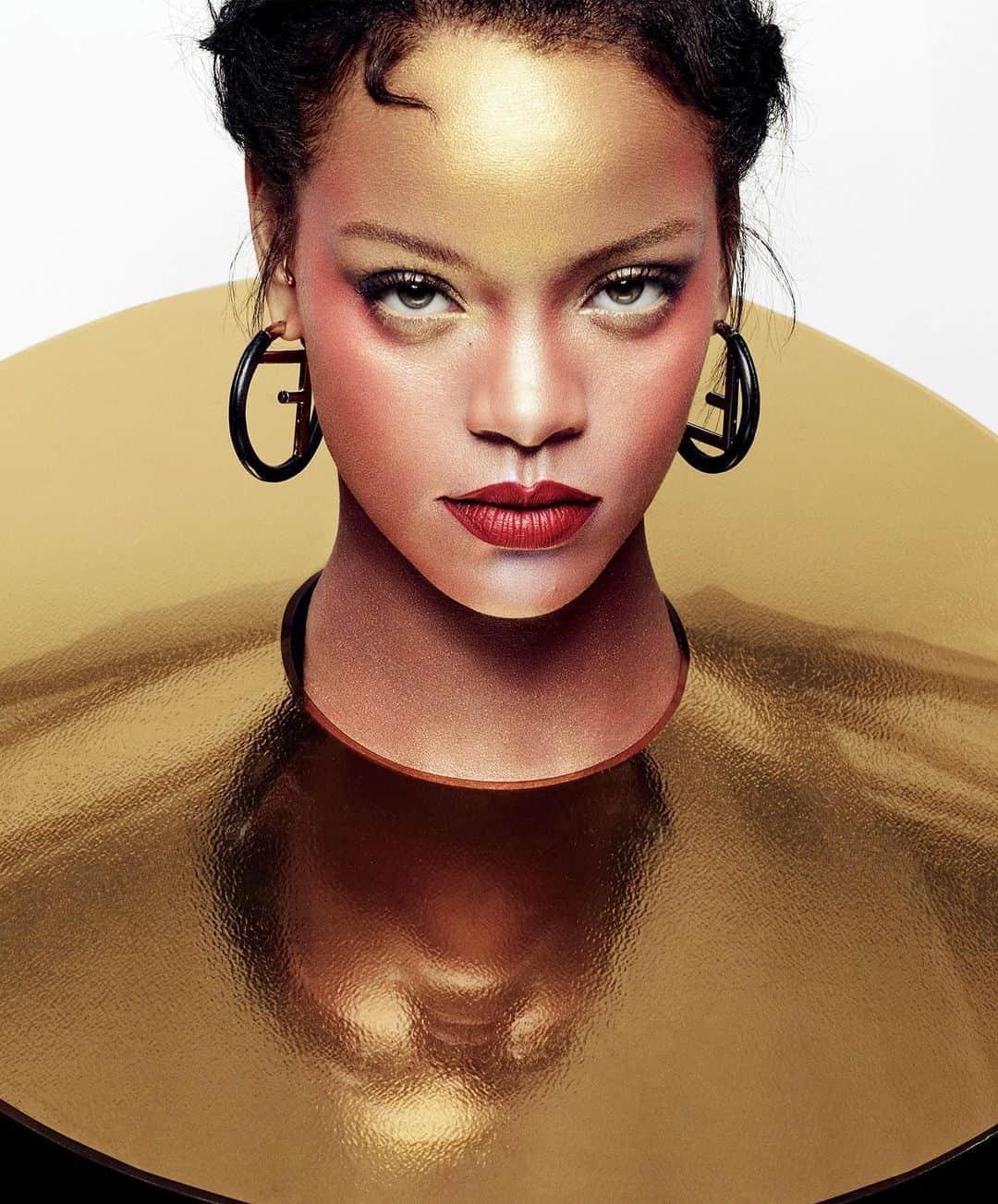 ELLE Magazineさんのインスタグラム写真 - (ELLE MagazineInstagram)「Happy birthday to the one and only Rihanna! 👑 • ELLE October 2017, photo by @solvesundsbostudio」2月21日 1時11分 - elleusa