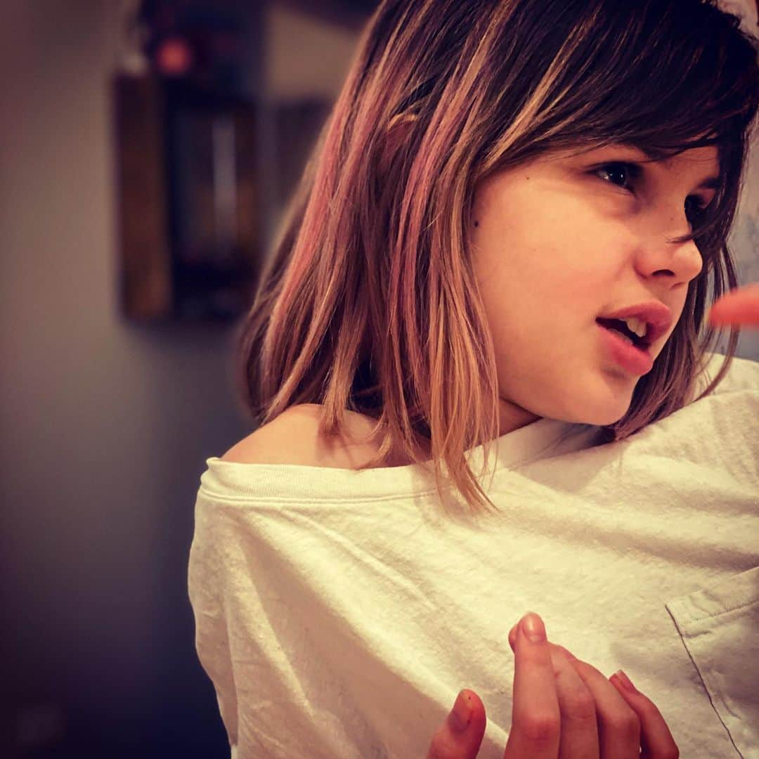 ビジー・フィリップスさんのインスタグラム写真 - (ビジー・フィリップスInstagram)「A series of photos of my kid from last night, having watched TITANIC and intensely walking me through the entire plot of the movie beat by beat with their own unique take on an iconic film. But Birdie legit made me sob when they described the saddest part of the movie as “not when jack died, cause duh-we know HE’S not gonna make it.” But rather, “when the mom in the lower part of the boat decides to tuck her kids in and sing them to sleep so they’ll just die in their sleep peacefully and not terrified in the cold water.” Good lord. And isn’t that just the fucking thing of it all? And hasn’t it always been? The people privileged and lucky enough to be at the top get to leave when they need to and those with less means for whatever reason(and there are so many-most of them rooted in white supremacy, most systemic, most of them are a failure of our own society and government valuing things over people)- but those who have LESS just do the best they possibly can not to freak their children out even as they know the ship is going down. Ugh. We must do better. All of us. I don’t have a specific call to action or anything. This is just a reminder for myself more than anything, I guess. ❤️」2月21日 1時03分 - busyphilipps