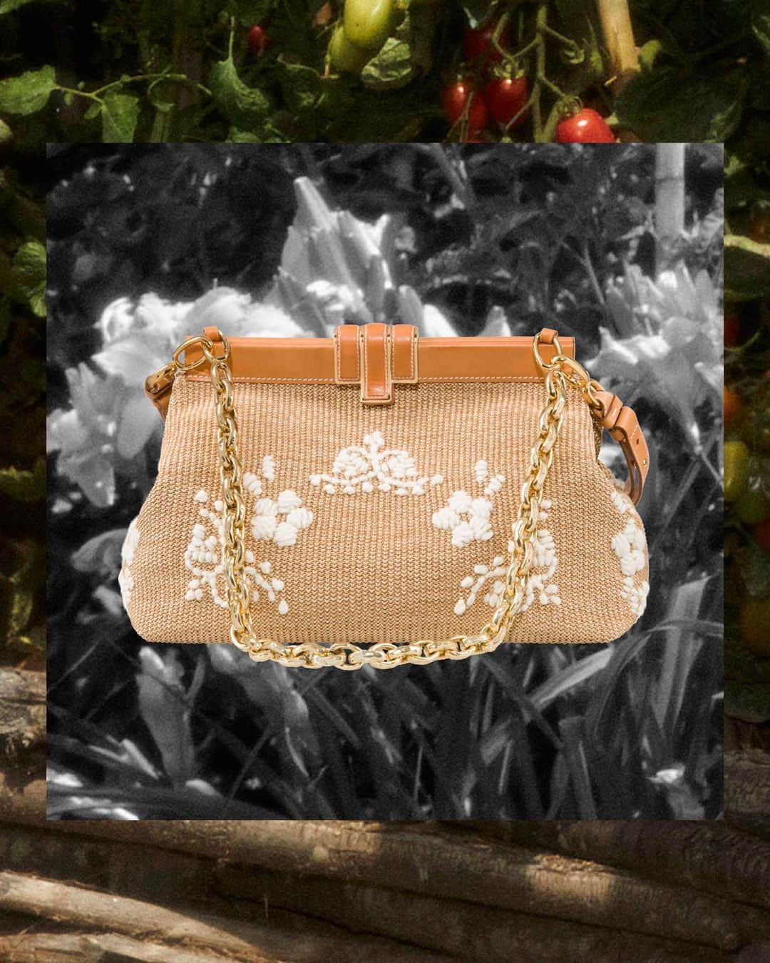 エルマンノシェルヴィーノさんのインスタグラム写真 - (エルマンノシェルヴィーノInstagram)「Contrasts make the difference. Shop the new Rafia Giulia Bag with knit floral embroidery and gold galvanic details via link in bio.  #ErmannoScervino #Resort21 #GiuliaBag」2月21日 1時04分 - ermannoscervino