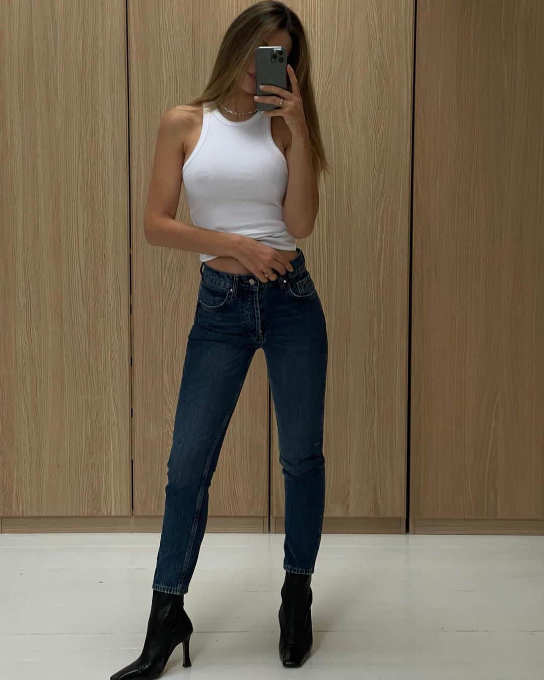 Mathilde Goehlerのインスタグラム：「Annonce.. To me timeless pieces are items in my wardrobe that I can always return to and be comfortable in all seasons. #ANINEBingClassics @aninebingofficial 🖤 what’s your favourite go to item? Mine is jeans, a cashmere and a top like I am showing here ☺️」