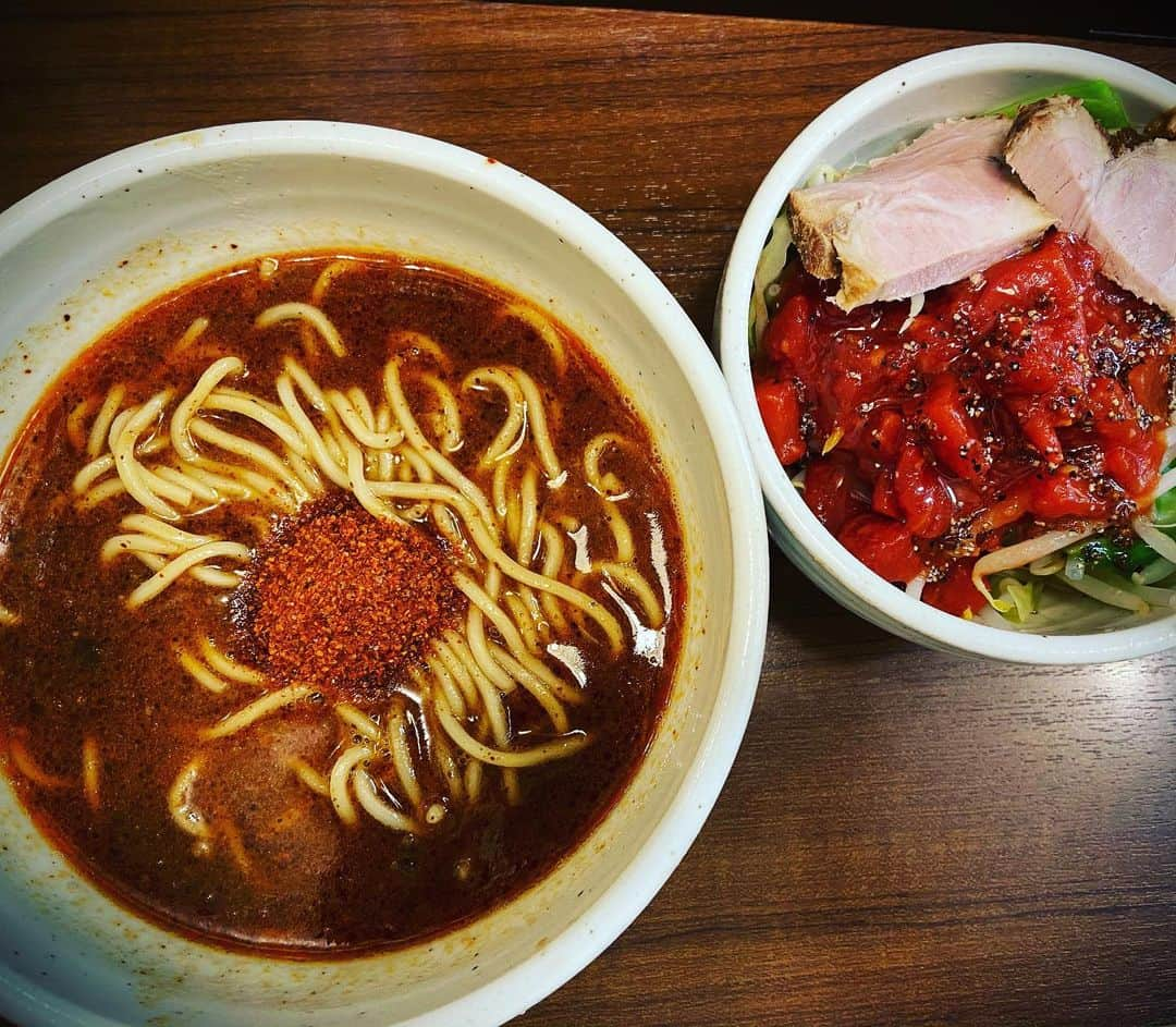 ゆみみさんのインスタグラム写真 - (ゆみみInstagram)「阿佐ヶ谷の「麺処一笑」最高でした 辛辛ラーメンにトマベジ。チーズ足したら良かったなぁ。 おい飯してチーズリゾット🧀🫕 次は必ず！！ #ラーメン #ラーメン好きな人と繋がりたい  #阿佐ヶ谷グルメ #阿佐ヶ谷 #麺処一笑 #麺処一笑のトマベジ」2月21日 1時09分 - yumimi76