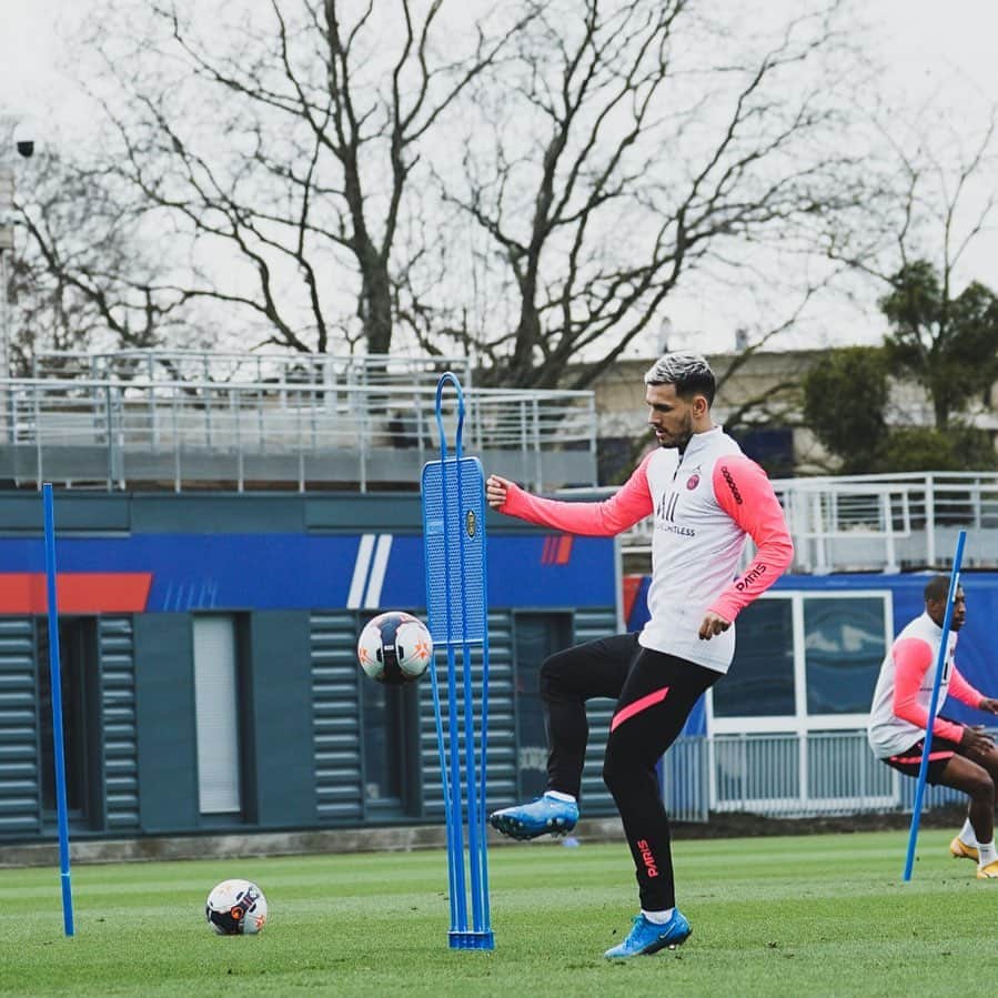 レアンドロ・ダニエル・パレデスのインスタグラム：「Preparados para mañana 👏🏽❤️💙」