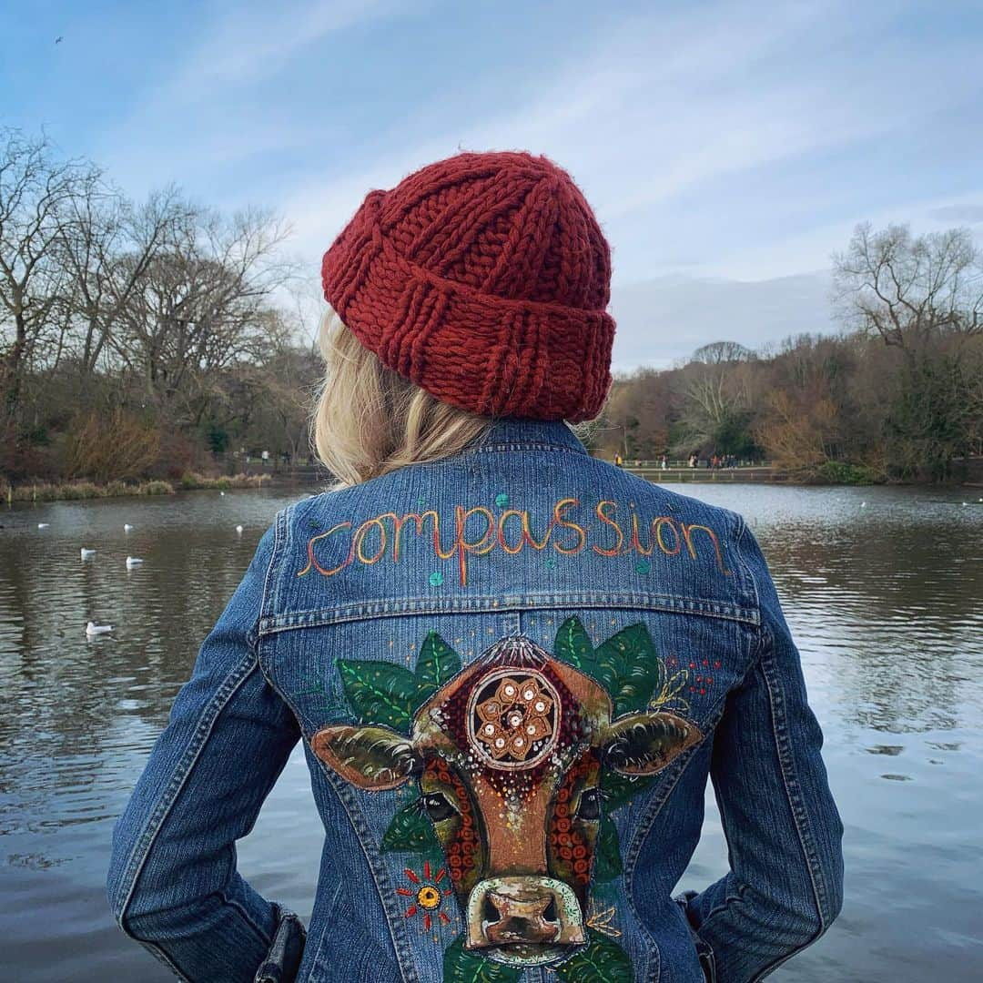 イヴァナ・リンチのインスタグラム：「More sunny days like this please, London! 🌞🦆 Wearing my ultimate favourite jacket by @rekindlebylisa ! If you can, please support vegan artists and businesses like this one at this time, each purchase means a lot to independent artists. Lisa is a vegan and environmental artist who uses all upcycled materials and donates a portion of all her work to animal sanctuaries and charities. She paints every piece by hand and they are sooooo gorgeous and unique, I never get tired of this jacket! @rekindlebylisa   📸 by my long walks and deep chats buddy @ruthmcguinness ! 😸  #Compassion #reKindlebyLisa #vegan #vegansofig #ethicalfashion」