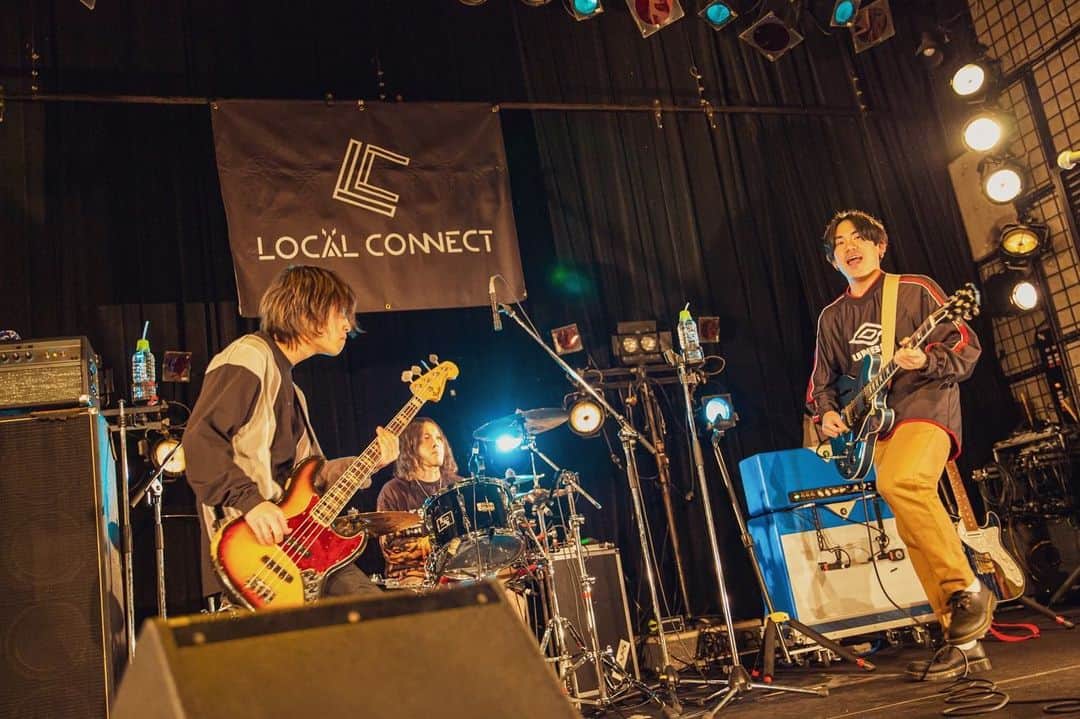 十九川宗裕のインスタグラム：「2021.2.20 . LOCAL CONNECT結成6周年記念イベント 「7年目もよろしくやDay」 . 来てくださった方、配信で観てくださった方、ありがとうございました！ . ローコネの大切な日に呼んでいただけてとても嬉しいです。 . 良い日でしたね。 . これからもよろしくやDay！ . まさしは後ろから首握ってくるし、まさしがドラムの音確認してる時はスクワットに挑戦しました。 . photo by 雷」