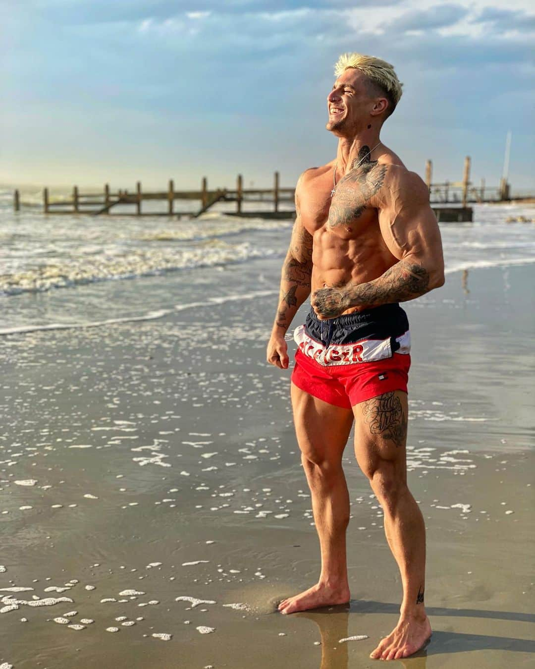 ロス・ディッカーソンさんのインスタグラム写真 - (ロス・ディッカーソンInstagram)「Winter Beach Vibes🥶Before, During & After😂Swipe➡️#uk #beachlife - 🚨STEP UP YOUR GAME WITH ME AS YOUR COACH💪GET 50% OFF EVERY MONTH ON ‘MY NEW CUSTOMISED APP📱’ JOIN THE TEAM WITH CODE: ‘LETSGO50’ What’s Included👇: ✅Personalised Training & Meal Plans Updated Monthly ✅Available For All Levels Of Training & All Types Of Diets ✅24/7 Ongoing Support To Guarantee The Best Results ✅Shopping List To Make It Simple And Easy ✅Training Video Guide To Show You The Best Technique For All Exercises ✅Home Or Gym Workouts Available ✅Cutting Or Bulking Personalised To You ✅Male Or Female Custom Plans ✅Vegetarian Options Available & More ✅Exclusive Members Facebook Group ✅Progress Tracking & More! Check It Out & Get More Info By Clicking The Link In My Bio👉@dickersonross - #dickersonross #aesthetics」2月21日 1時25分 - dickersonross