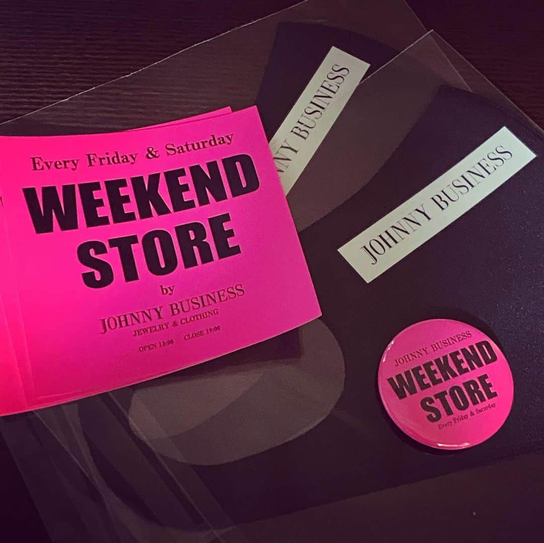 青木伸輔さんのインスタグラム写真 - (青木伸輔Instagram)「JOHNNY BUSINESS 〝WEEKEND STORE〟に行って久々にジョニー君とアカネちゃんに会ってきました。どんな状況でも楽しんで生きてる2人と会うと僕も元気なります。 ストラップ付きのiPhone caseカッコイイから買おうとしたら完売だったので予約！ でもマスク・缶バッジ・ステッカーをゲット！ジョニー君、アカネちゃんありがとう！ @johnny_business_official  #caseiphone」2月21日 1時37分 - shinsuke.aoki