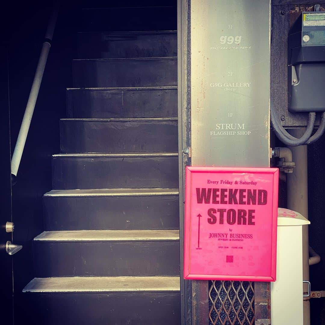青木伸輔のインスタグラム：「JOHNNY BUSINESS 〝WEEKEND STORE〟に行って久々にジョニー君とアカネちゃんに会ってきました。どんな状況でも楽しんで生きてる2人と会うと僕も元気なります。 ストラップ付きのiPhone caseカッコイイから買おうとしたら完売だったので予約！ でもマスク・缶バッジ・ステッカーをゲット！ジョニー君、アカネちゃんありがとう！ @johnny_business_official  #caseiphone」
