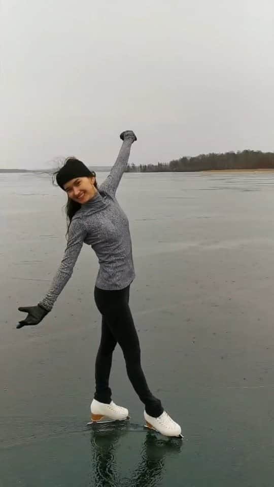 アンネ・リネ・ヤシェムのインスタグラム：「Skating in the rain ⛸   🎶: @isakdanielson」