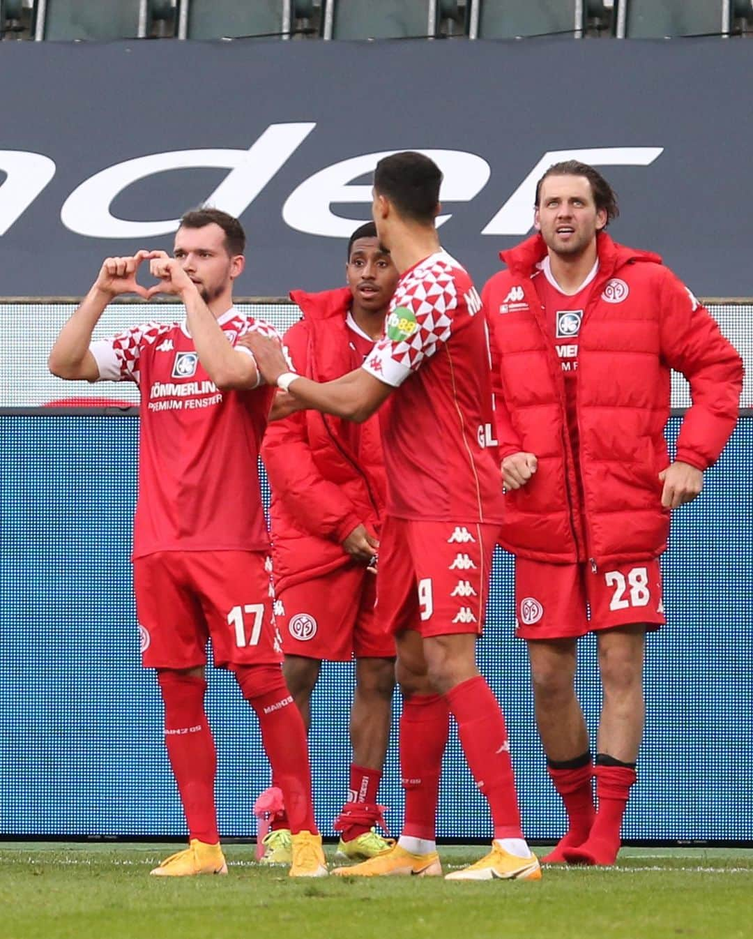 1.FSVマインツ05さんのインスタグラム写真 - (1.FSVマインツ05Instagram)「Was für eine mega Teamleistung, Jungs! 👊🏼 Die nächsten 3 Punkte! 🎉 #mainz05 #bmgm05」2月21日 1時32分 - 1fsvmainz05