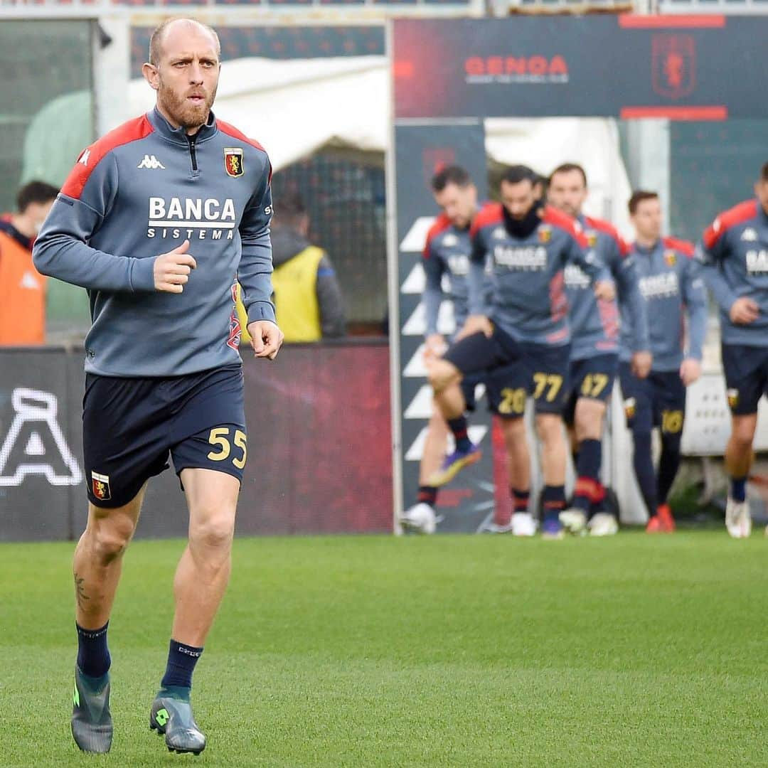 ジェノアCFCさんのインスタグラム写真 - (ジェノアCFCInstagram)「🔥 Riscaldamento in corso. Forza Grifone!   🔴🔵 #GenoaVerona」2月21日 1時36分 - genoacfc