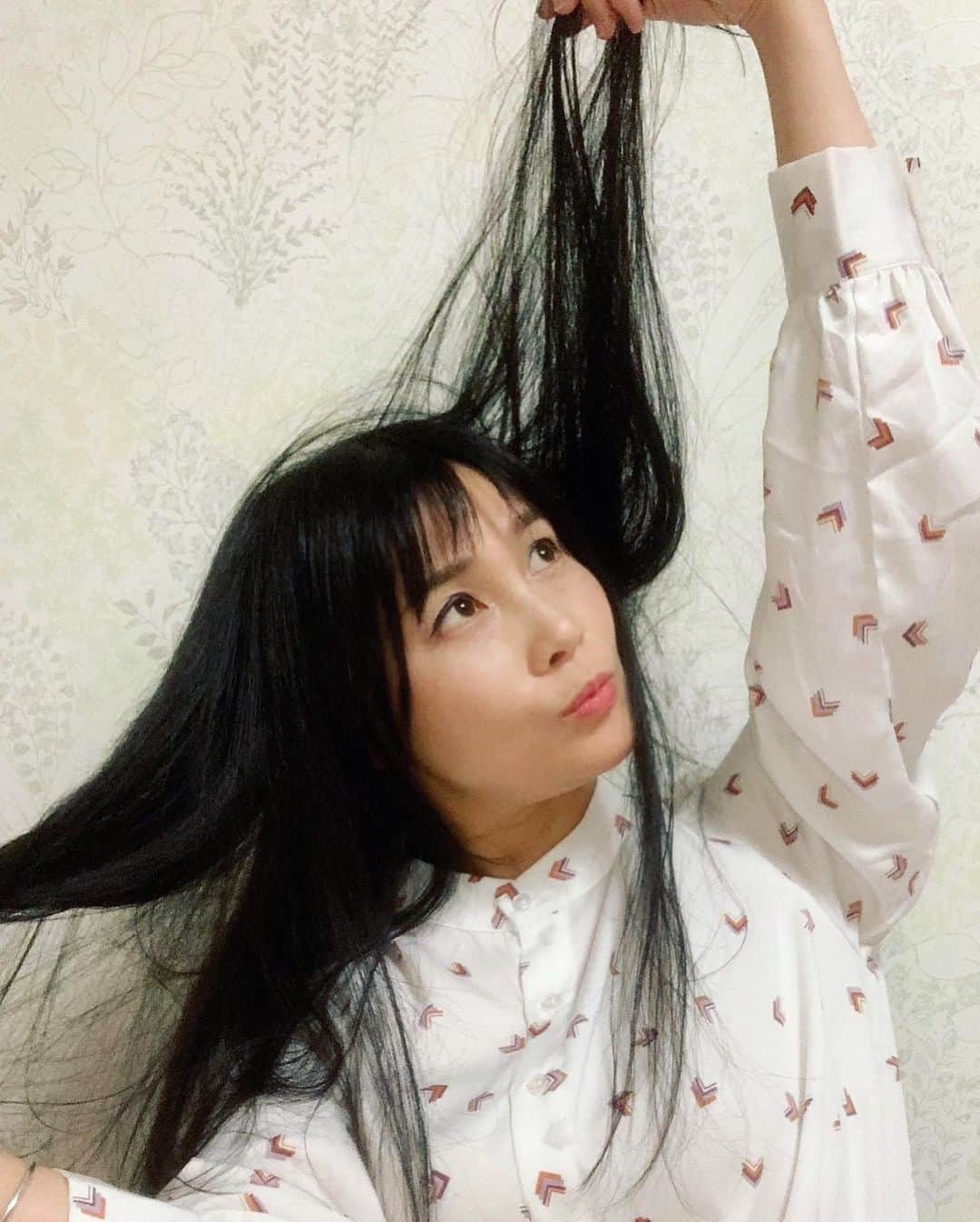 前田阿希子さんのインスタグラム写真 - (前田阿希子Instagram)「そういえば、髪を切って染めました。 母の影響で韓国ドラマを見散らかしておりましたので、 この日のオーダーは「韓国美女にしてください」🤣  …完全に血迷いました。  でも、オーダーはともかく漆黒な髪色、 嫌いじゃないです🤣 ブルーブラックだそうで✨  さて、この日もリュックを持ってのお出かけでした🎒 綺麗めでも、背負えちゃうのがいいところです👍 @seyant.japan ・ ・ ただ今、フォロワー様限定で20%offだそうです。 ご希望の方は@hokushin.japanまで 私のインスタを見たとのDMをお願いします👍✨  ・ ・ ・ ・ #双子#双子のいる暮らし #こどものいる生活  #こどものいる暮らし  #twins#mama#mamamoo  #mamagirl #リュック女子 #帽子コーデ #ヘアカラー#ブルーブラック #韓国へア#勘違いですな、こりゃ #でも最近真っ黒がおちつきます #地毛茶色っぽいのになぁ🤪 #seyantリュック#seyant #ファッション #オシャレさんと繋がりたい#pr#収納いっぱい#ポケットいっぱい#たまひよ#ままのて#ベビスタグラム#コドモノ #mamari#まますたぐらむ #twins#双子ママ」2月21日 1時45分 - akiko_1206