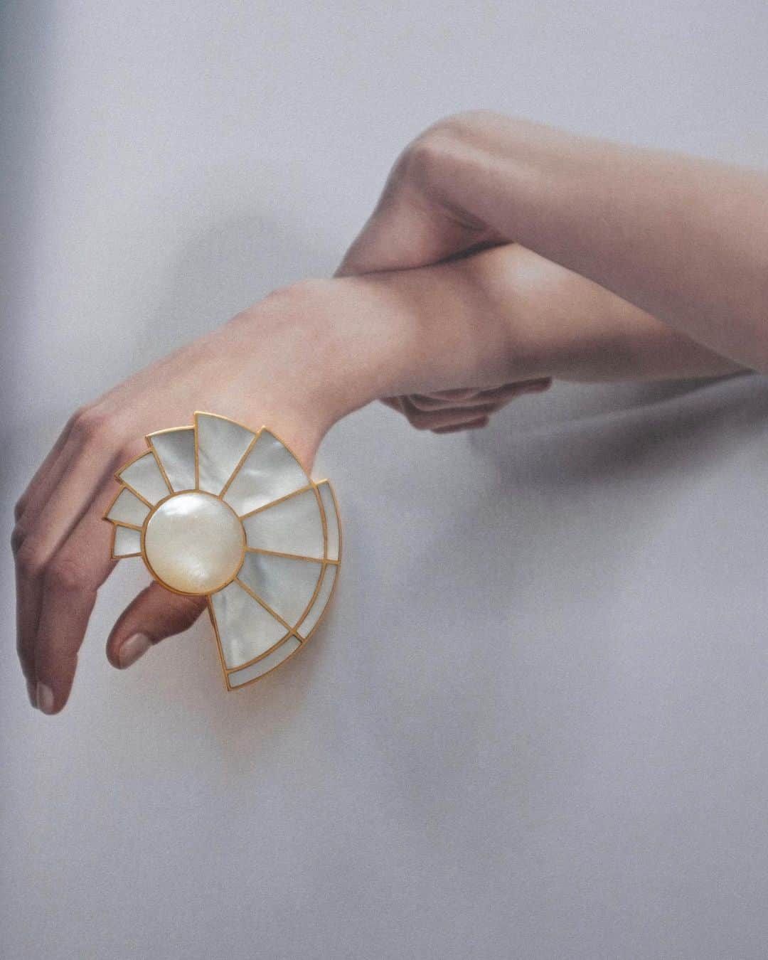 Monica Sordoのインスタグラム：「The Nautilus Earflare in Mother Of Pearl by @lialazaro 🤍」