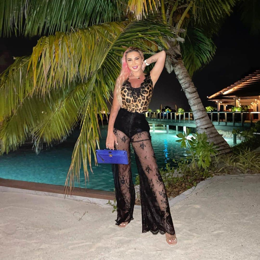 ジョエル・マーディニアンさんのインスタグラム写真 - (ジョエル・マーディニアンInstagram)「Electric #joellemardinian @kurumba_maldives」2月21日 1時40分 - joellemardinian