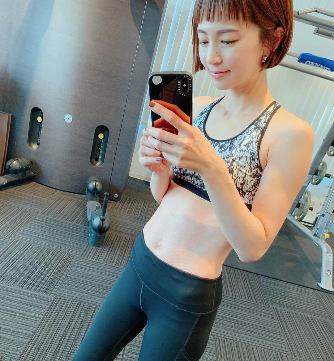 安田美沙子さんのインスタグラム写真 - (安田美沙子Instagram)「今日は朝ランのあと、ジムに行って来ました✨ 割と追い込んでもらい、大満足！というか15キロ走ったのちのジムは、残すとこがないくらい全身を使えて、久々なのもあって、気合いスイッチが入りました。 体重や、体脂肪の変動を見ながらトレーナーさんと相談。 きっと体重や、体脂肪が減りすぎてると体調を崩しやすいこと、このぐらいが自分の中で調子がいいのかなというのがわかった☺️✨  . . . 限られた時間を最大限にって思いながら、自分の体と向き合う。。。充実した時間🤍 . . . #workout #gym #sports #マッサージ後でお腹に服の跡が」2月21日 1時43分 - yasuda_misako