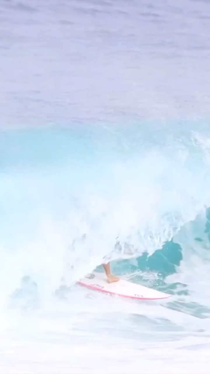 ティア・ブランコのインスタグラム：「Still trying to get the sand out of my hair from this session 🤯😝💃🏽 @aaron_nakamura / @tcl_usa @shopvejii @sector9 @dearselfskincare @raen @lostsurfboards」
