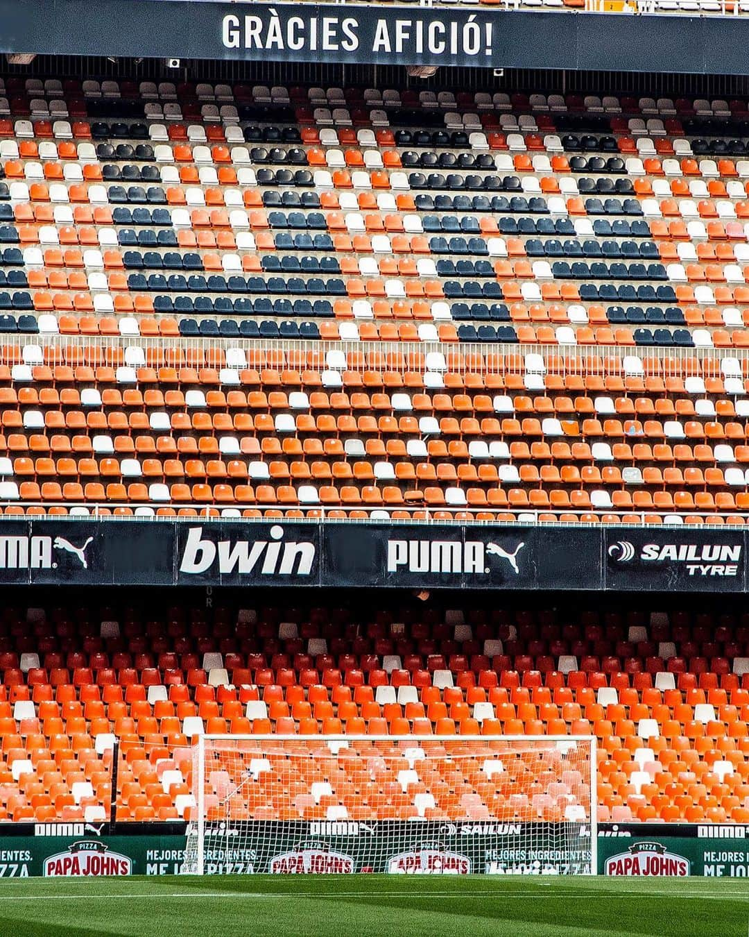 バレンシアCFさんのインスタグラム写真 - (バレンシアCFInstagram)「📍Mestalla 🏟️  Siempre con nosotros ⚪️⚫️🦇  #JuntsAnemAMUNT #MatchdayVCF #valenciacf #laliga #valenciacf #mestalla #match」2月21日 1時47分 - valenciacf