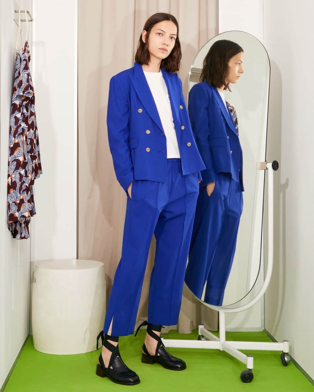 のインスタグラム：「ZAFFIRO blue suit with a double-breasted short blazer and a cigarette pants 💙  Now availabe in boutique and online  on alysi.com   #alysi #ss21 #newcollection #suitselection #suitup」