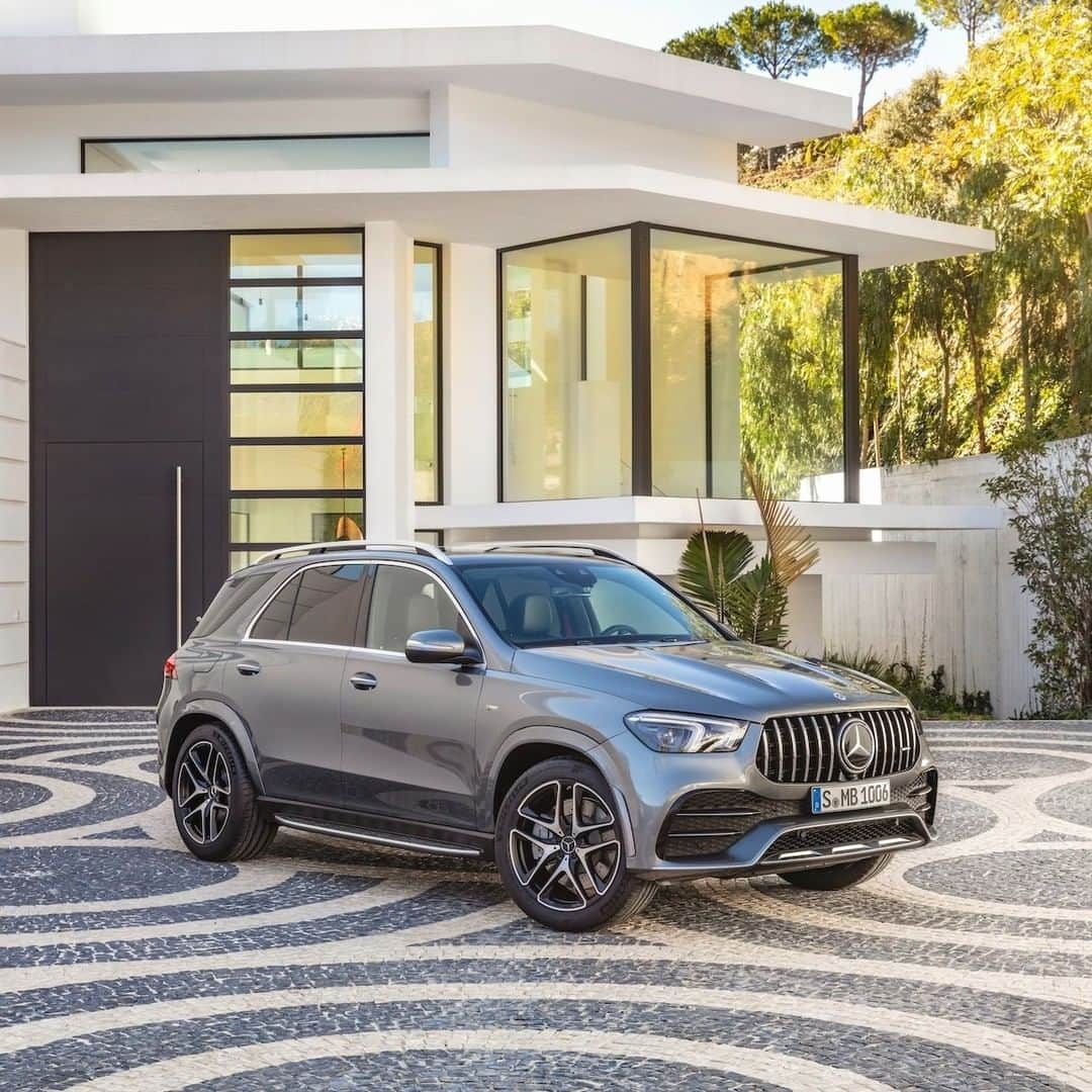 Mercedes AMGのインスタグラム：「[Kraftstoffverbrauch kombiniert: 9,6 l/100 km | CO₂-Emissionen kombiniert: 220 g/km | amg4.me/efficiency-statement | Mercedes-AMG GLE 53 4MATIC+ SUV]  The perfect companion to escape the everyday routine.  #MercedesAMG #AMG #DrivingPerformance #GLE53」