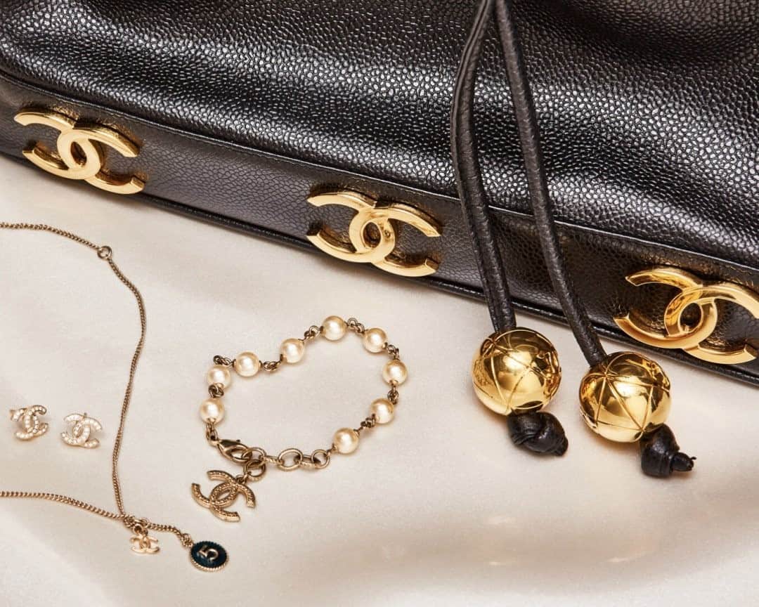 GILTのインスタグラム：「What your jewelry box is missing. Tap the link in bio to shop vintage #Chanel.」