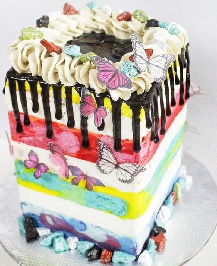 2.8 Milllon CAKESTERS!のインスタグラム：「Cake by @cakesbypraneet 🦋」