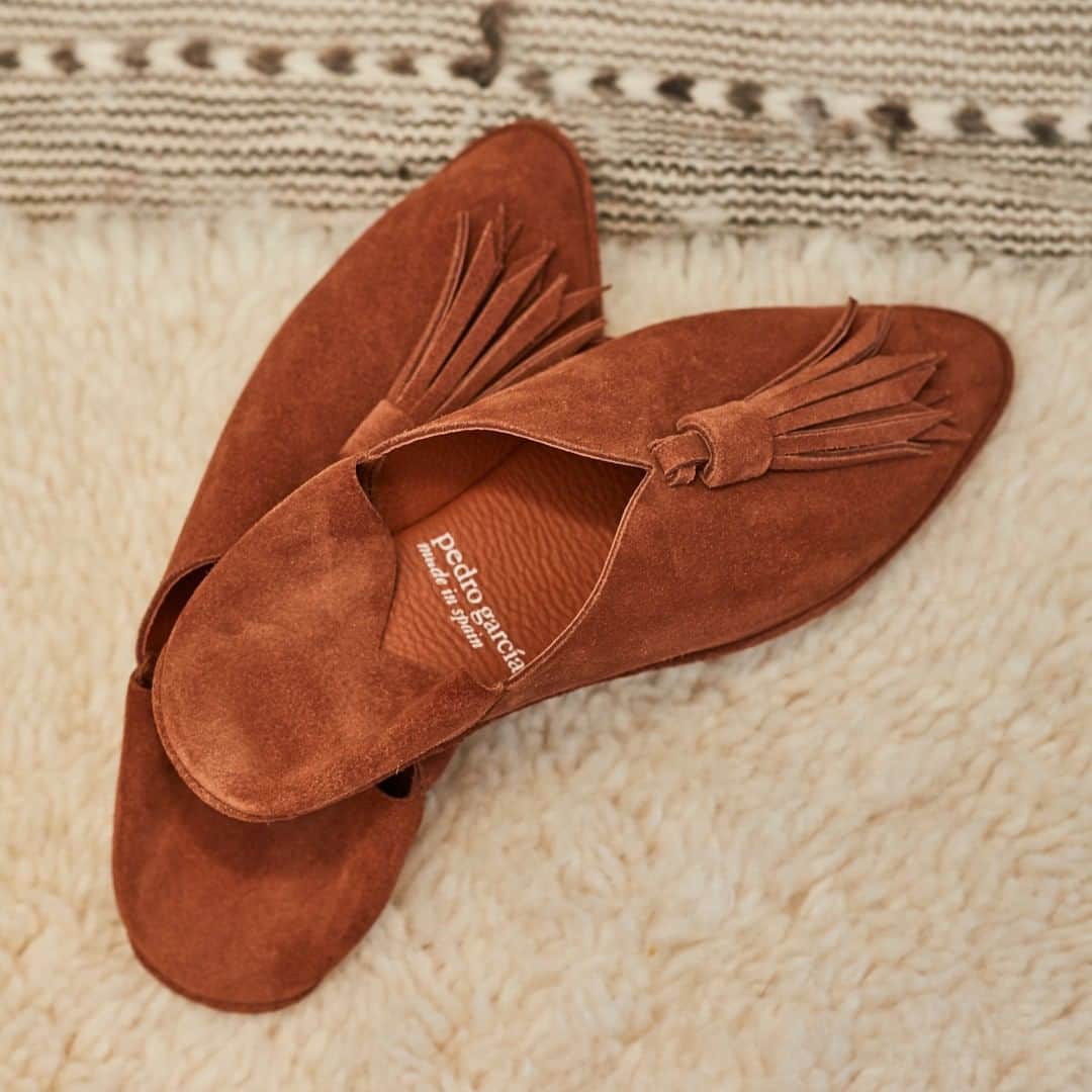 ペドロガルシアのインスタグラム：「Laidback chic, complete with a convenient collapsible heel. Style: Lubna/ tassel babouche terracotta castoro suede. #pedrogarciashoes #madeinspain」