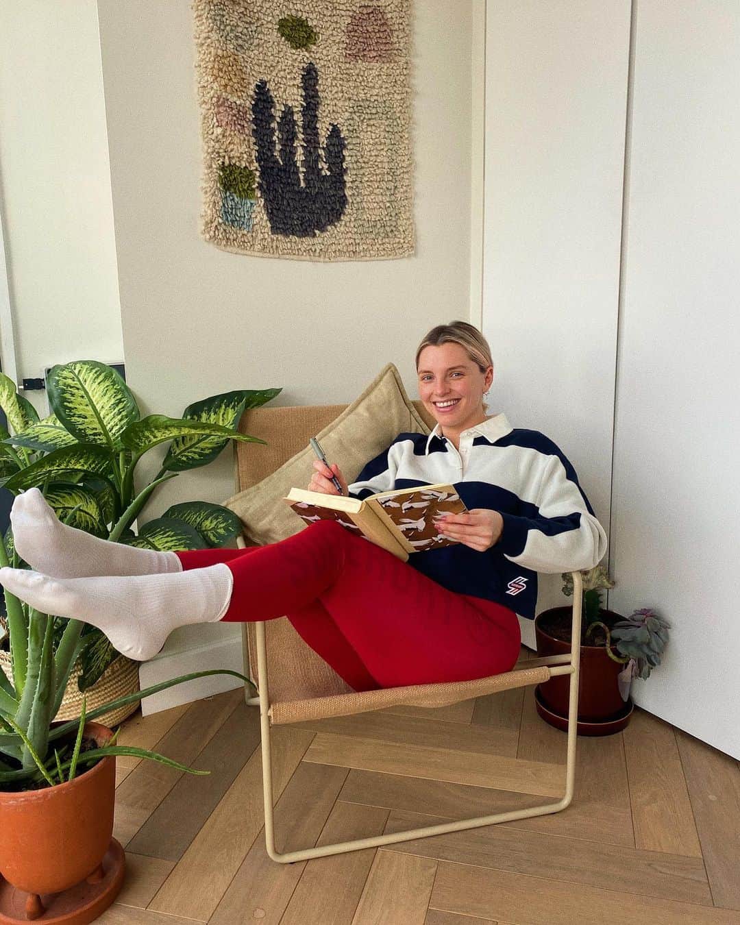 Estée Lalondeのインスタグラム：「#Ad / Ready for another day of loungewear :) A huge focus for me when choosing my “outfit” for the day is comfort, while also looking cute. I'm quite used to working from home but I have found that my routine of journaling in the mornings has helped a lot with that positive and optimistic headspace. I love the fact that these leggings give me an opportunity to bring some bright colour into my life…and so soft! Love this style of sweatshirt, the collar and the cropped cut makes me feel like I am bossing the stylish loungewear trend. You can use my discount ESTEE10 to treat yourself! @superdry #SuperdryCODE」