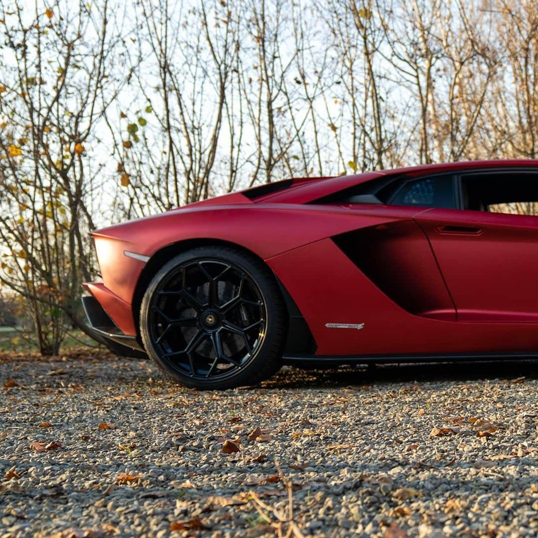 ランボルギーニさんのインスタグラム写真 - (ランボルギーニInstagram)「‘Are you ready to go?’ - that’s the natural question, when you’ve got an Aventador S waiting for you. #Lamborghini #AventadorS __ Aventador S: Fuel consumption combined 19.2 l/100km; CO2-emissions combined 460 g/km (WLTP)」2月21日 2時00分 - lamborghini