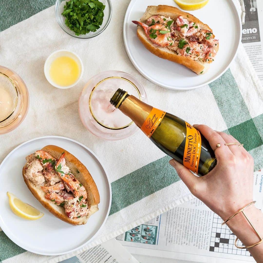 Mionetto USAさんのインスタグラム写真 - (Mionetto USAInstagram)「Party like a Lobstaa and pour like a Pro... #Prosecco #MionettoProsecco #Lobsterroll #lobster #brunch #saturday」2月21日 2時01分 - mionettoproseccousa