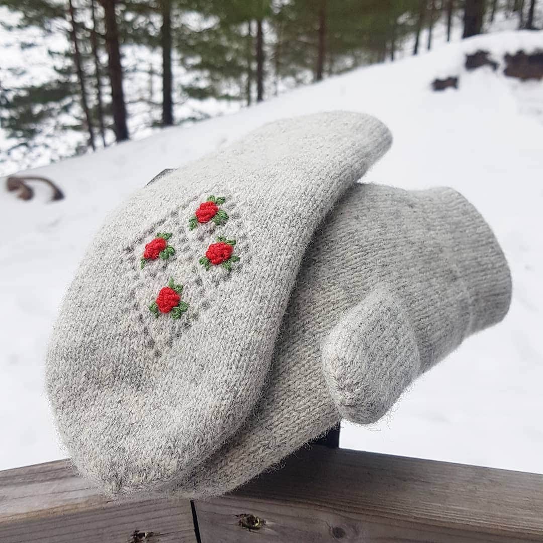 ティネスのインスタグラム：「🌹 details on our warmest mittens.  Very feminine, cute and warm ❤ Order various colors and designs online: WWW.TINES.LV WORLDWIDE SHIPPING」