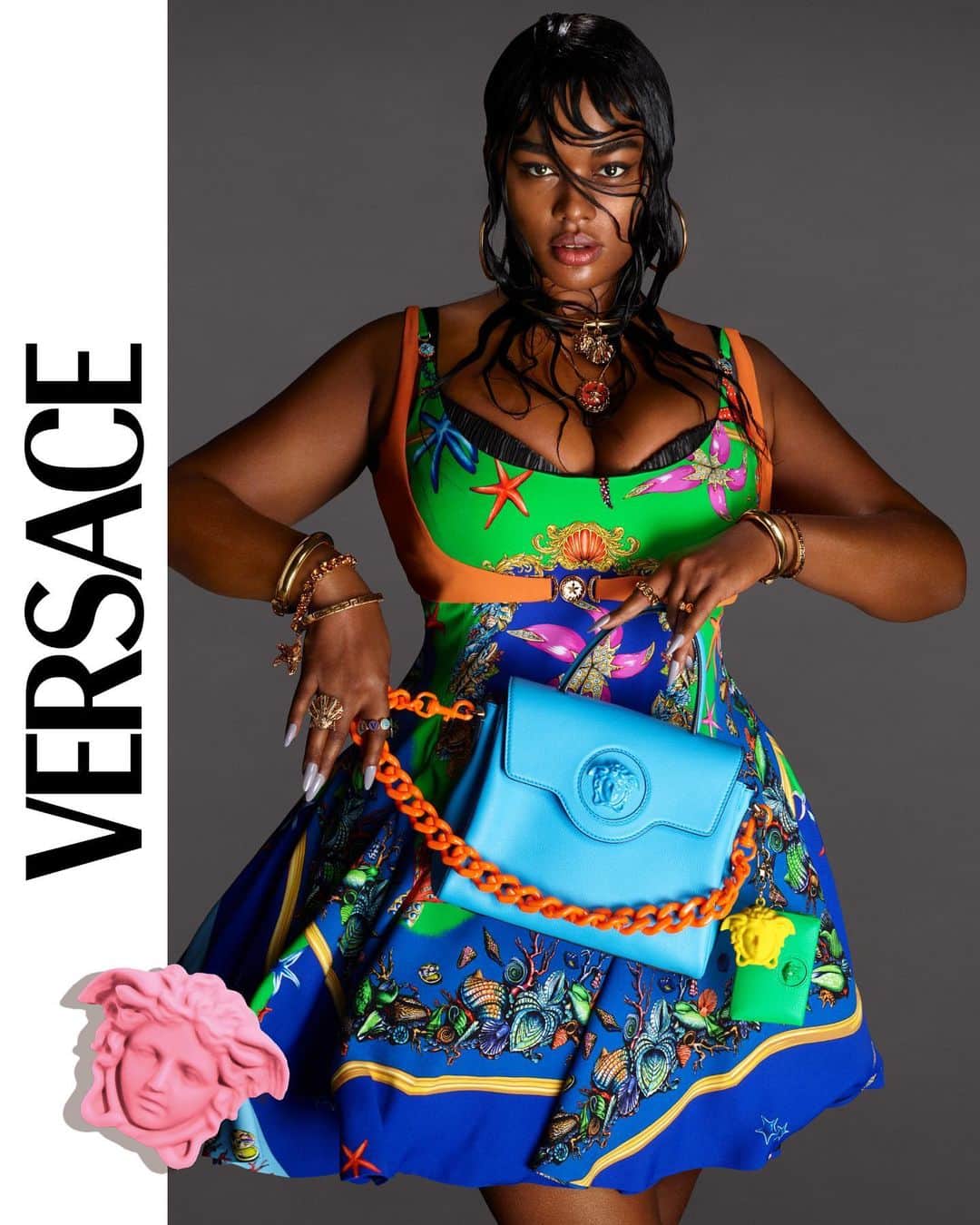ジャンニヴェルサーチのインスタグラム：「Defiant strength - Medusa has remained at the center of her own story for generations. @preciousleexoxo presents the new #VersaceLaMedusa bag.   Learn more at the link in bio. #VersaceSS21」