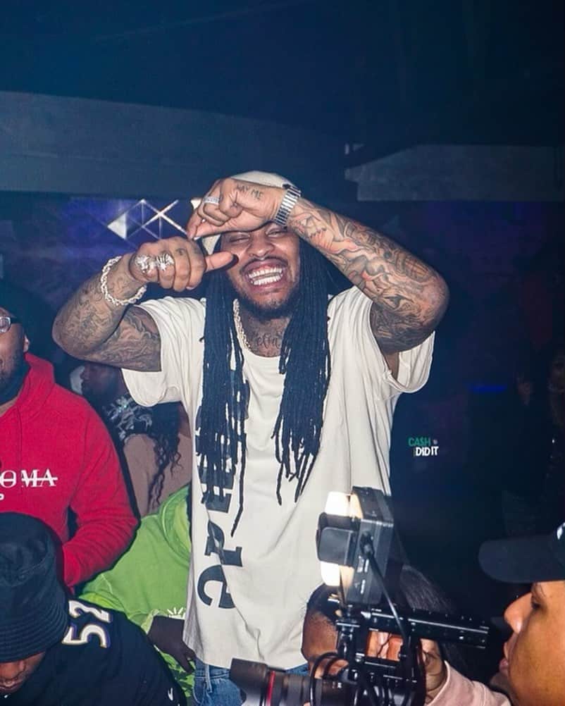 ワカ・フロッカ・フレイムのインスタグラム：「Cameras rolling smile young nigga 😆」