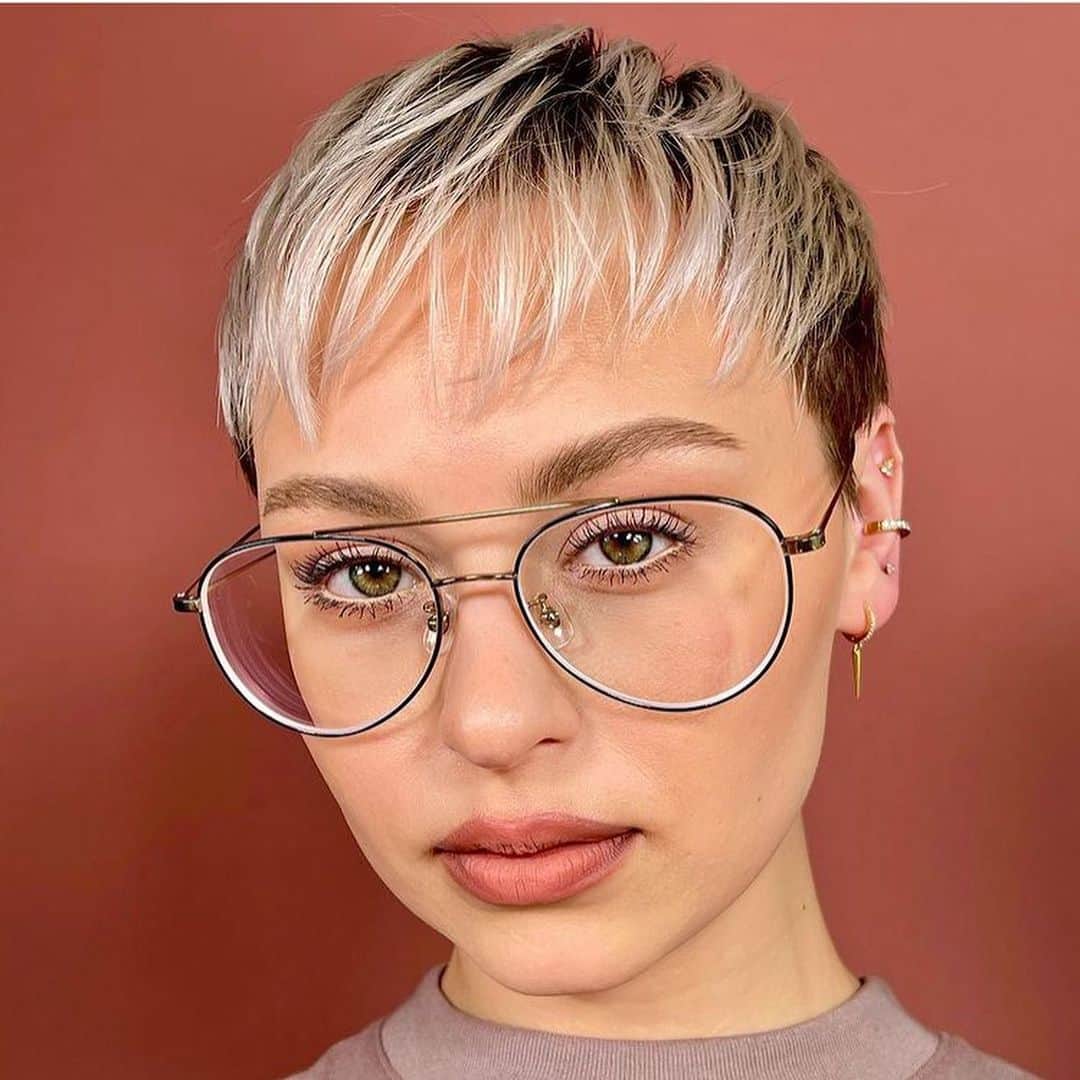 JINSのインスタグラム：「👀Ever wonder how your lenses with a strong prescription can affect your makeup? @alexandra_anele teaches about how makeup and glasses connect. Check out her video about makeup for glasses on her YouTube channel. 👓🎨 #linkinbio  Style featured: UTF-19S-141」