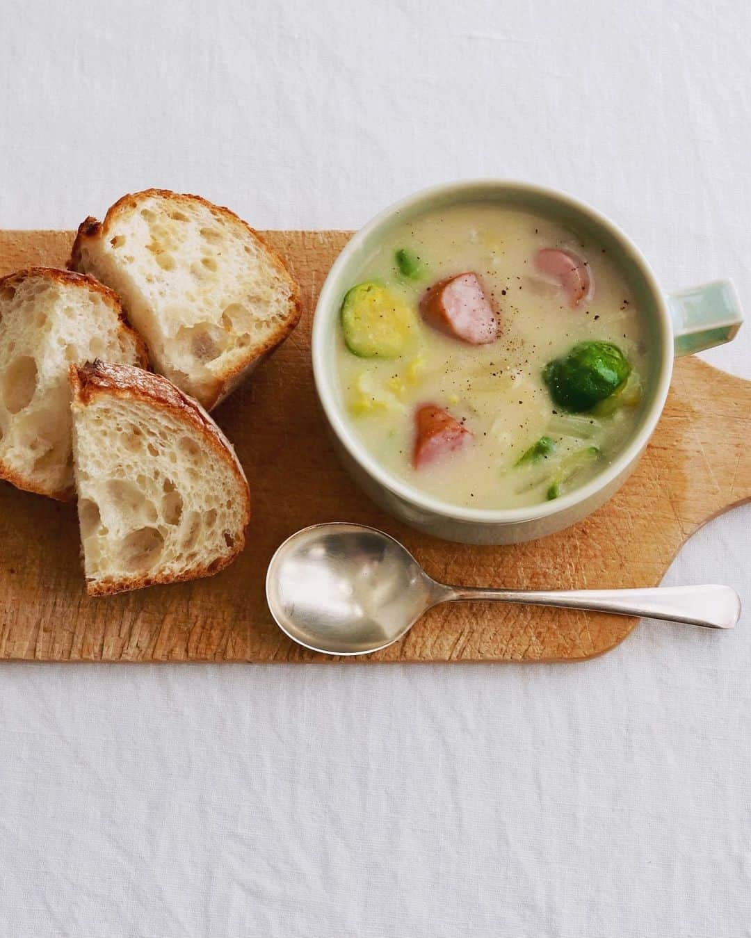 樋口正樹さんのインスタグラム写真 - (樋口正樹Instagram)「Soup & Bread . 朝ごはんは温まるスープとパン。 芽キャベツやソーセージを炒め、 バターと牛乳とチーズ仕立てた、 パンをヒタヒタして楽しみます。 . 今日のパンはタカキベーカリー 石窯モーニングフランスを使用。 端っこもおいしくて好きなパン。 👉 @takaki_bakery_official . . . #朝ごはん #朝スープ #スープとパン #パンとスープ #クリームシチュー #温活 #おうちごはん #おうち時間 #朝時間 #石窯パン #石窯モーニングフランス #タカキベーカリー #takakibakery #stew #stewandbread #soupandbread #breadandsoup」2月21日 7時38分 - higuccini