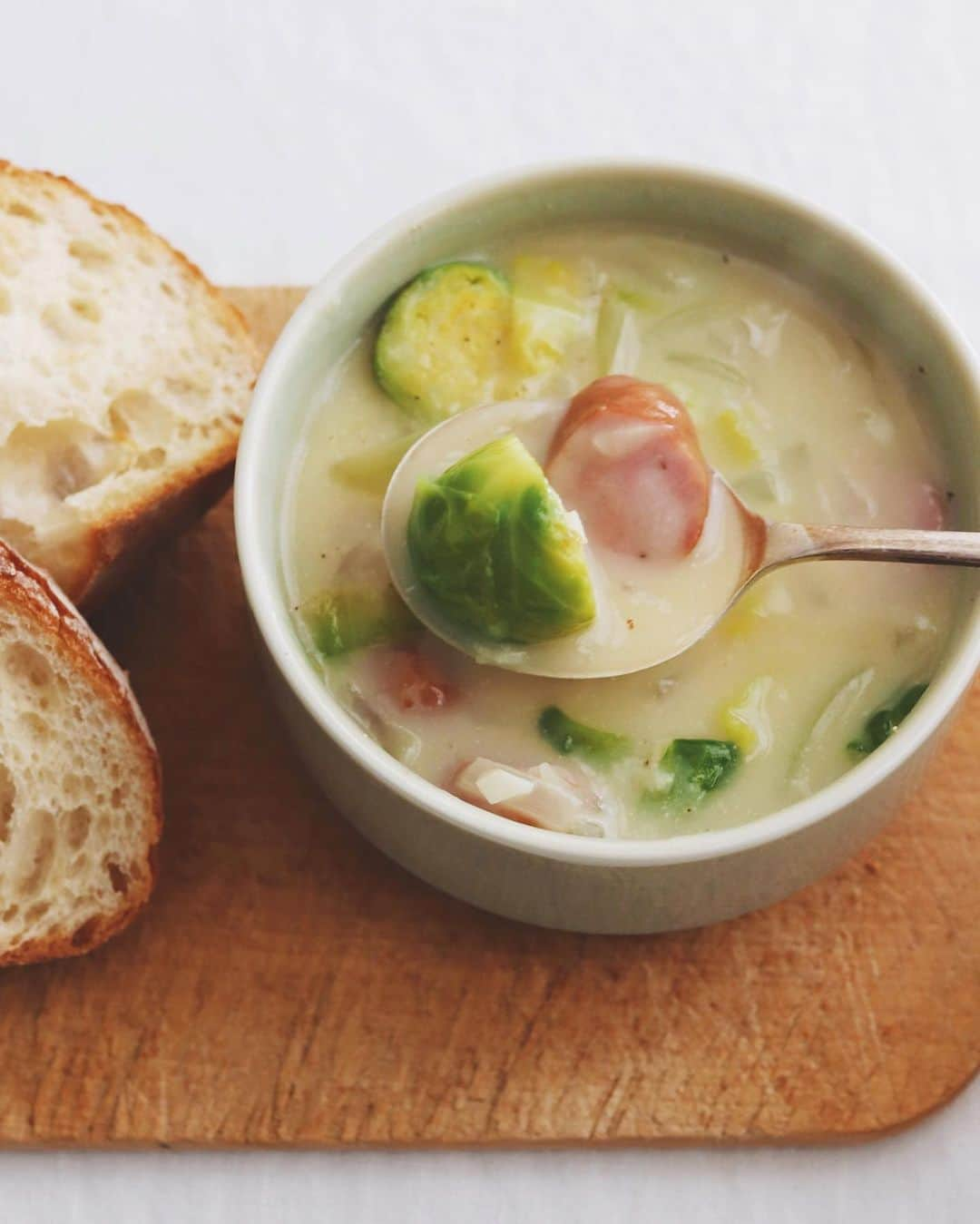 樋口正樹さんのインスタグラム写真 - (樋口正樹Instagram)「Soup & Bread . 朝ごはんは温まるスープとパン。 芽キャベツやソーセージを炒め、 バターと牛乳とチーズ仕立てた、 パンをヒタヒタして楽しみます。 . 今日のパンはタカキベーカリー 石窯モーニングフランスを使用。 端っこもおいしくて好きなパン。 👉 @takaki_bakery_official . . . #朝ごはん #朝スープ #スープとパン #パンとスープ #クリームシチュー #温活 #おうちごはん #おうち時間 #朝時間 #石窯パン #石窯モーニングフランス #タカキベーカリー #takakibakery #stew #stewandbread #soupandbread #breadandsoup」2月21日 7時38分 - higuccini