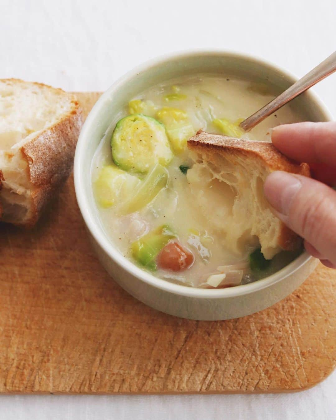 樋口正樹さんのインスタグラム写真 - (樋口正樹Instagram)「Soup & Bread . 朝ごはんは温まるスープとパン。 芽キャベツやソーセージを炒め、 バターと牛乳とチーズ仕立てた、 パンをヒタヒタして楽しみます。 . 今日のパンはタカキベーカリー 石窯モーニングフランスを使用。 端っこもおいしくて好きなパン。 👉 @takaki_bakery_official . . . #朝ごはん #朝スープ #スープとパン #パンとスープ #クリームシチュー #温活 #おうちごはん #おうち時間 #朝時間 #石窯パン #石窯モーニングフランス #タカキベーカリー #takakibakery #stew #stewandbread #soupandbread #breadandsoup」2月21日 7時38分 - higuccini