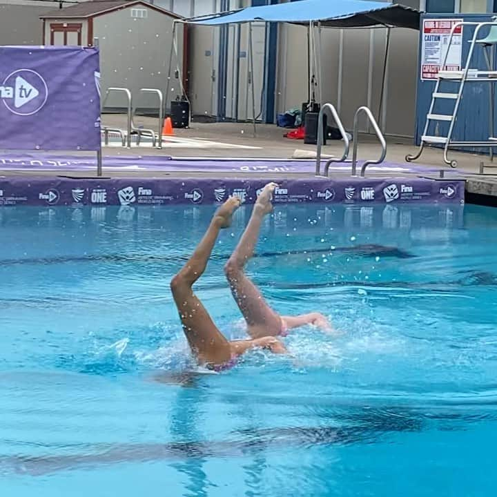 アンドレア・フエンテスのインスタグラム：「First routines done in the very 1st virtual @fina1908 World Series hosted by @usaartisticswimming So honored to be part of this pioneer idea, thank you to our CEO Adam Andrasko who really cares on how to innovate in our sport from the business and practical perspective. Thank you to @fina1908 and Lisa Schott for pushing in this direction and making #ArtisticSwimming lead the way in these pandemic times! Thank you to the countries who have participated and congratulations for being brave and accept the challenge of adaptation. For sure nothing replaces the audience and the live meets but this is much better than waiting for the virus to leave! Here a sneak peak of our new tech duet and tech solo in this first time in History. #virtualworld @anitaaalvarez @lindimschroeder @nikkidzurko」