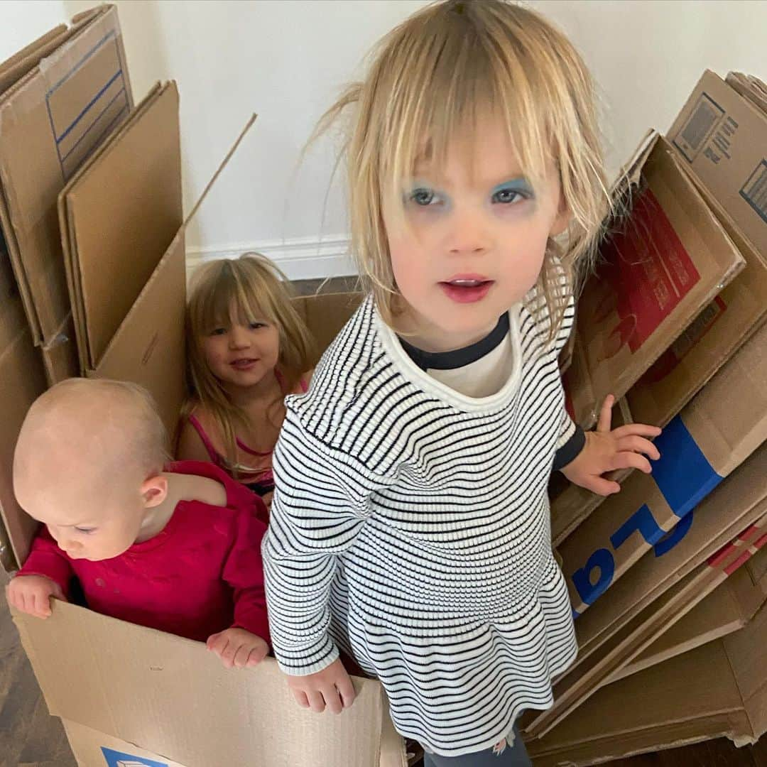 スヴィ・コポーネンのインスタグラム：「Box full of love 💖」