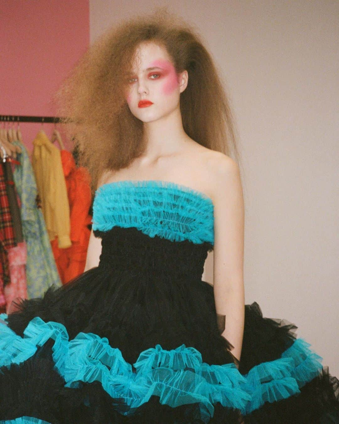 Vogue Italiaさんのインスタグラム写真 - (Vogue ItaliaInstagram)「13m of tulle, 36 hours and “go for it” — here’s how @MollyGoddard makes a knockout tulle dress. As the show-stopping Lina dress plays a starring role in the designer’s AW21 collection film, Vogue takes an exclusive behind-the-scenes look at the making of a Molly Goddard gown. “I enjoy designing big dresses because the process is quite instantaneous, compared to the more laboured process of designing tailoring or shirting, where you’ll need to make a toile and have five separate fittings,” Goddard explains to @Vogue’s @JuliaHobbs_. “We often won’t make a toile for these dresses, we’ll just go for it.” Swipe left to see more and read the full interview via link in bio. #MollyGoddard #lfw」2月21日 2時14分 - vogueitalia