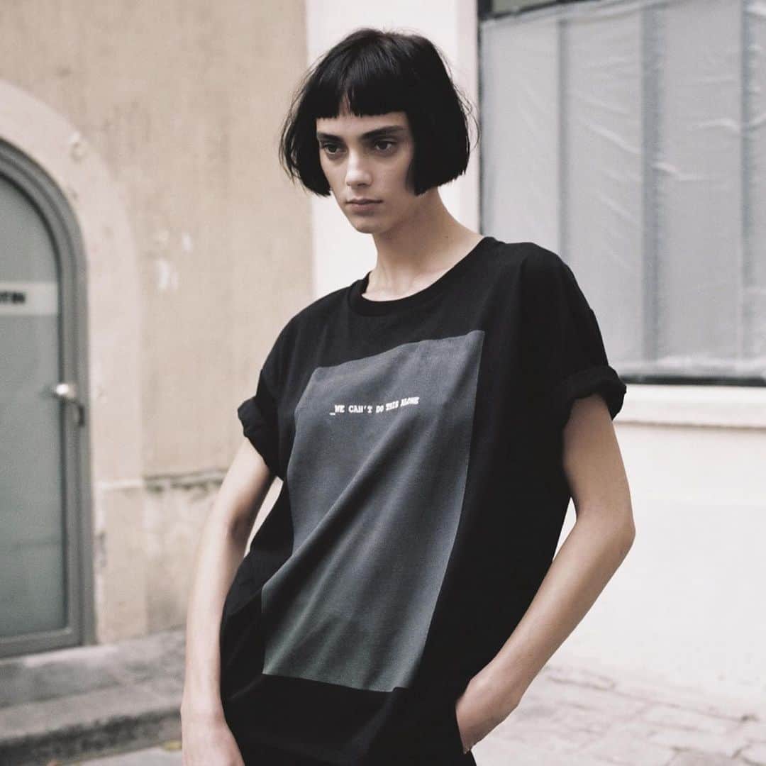 イーチ x アザーのインスタグラム：「UNISEX TEE-SHIRT - « WE CAN’T DO THIS ALONE » In collaboration with @jeffersonhack and @ferdinandoverderi」