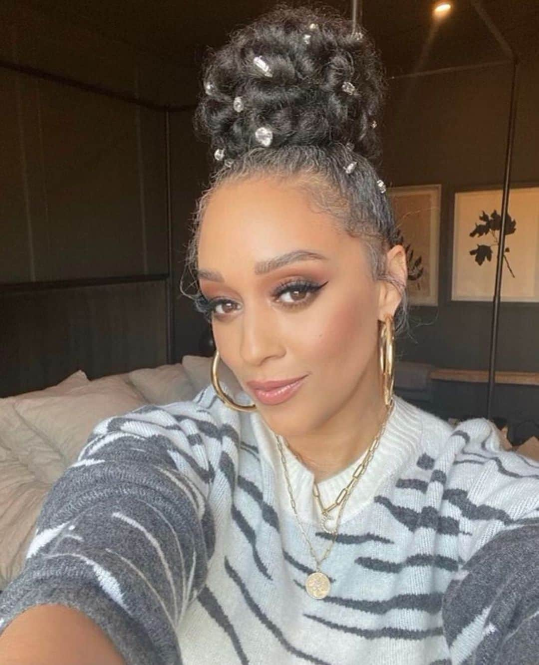 ネットフリックスさんのインスタグラム写真 - (ネットフリックスInstagram)「Hi guys - Tia Mowry here, and I am SO excited to be Netflix’s editor-in-chief for the day.  It is important to me that I use my platform and continue to inspire & educate about how art and activism coincide.  Anti-racism is a word that deserves a spotlight, and it is my honor to shed light on the subject. I am here to talk about the importance of anti-racism, incredible movements including the Me Too Movement and Black Lives Matter, and how we can all create change together.」2月21日 2時18分 - netflix