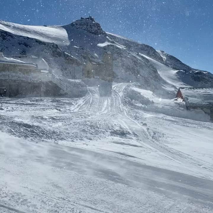 のインスタグラム：「Last time I was on the slopes... #matterhorn #allurealps」