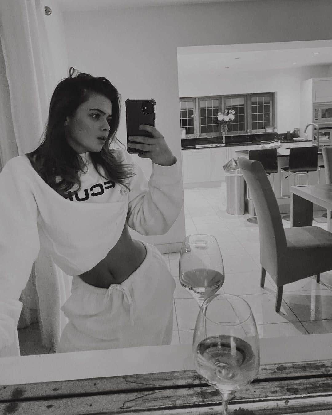 フレンチコネクションのインスタグラム：「Saturday night plans: Sweats & wine✔️(📷: @laurengracelife).  #fcuk @fcuk」