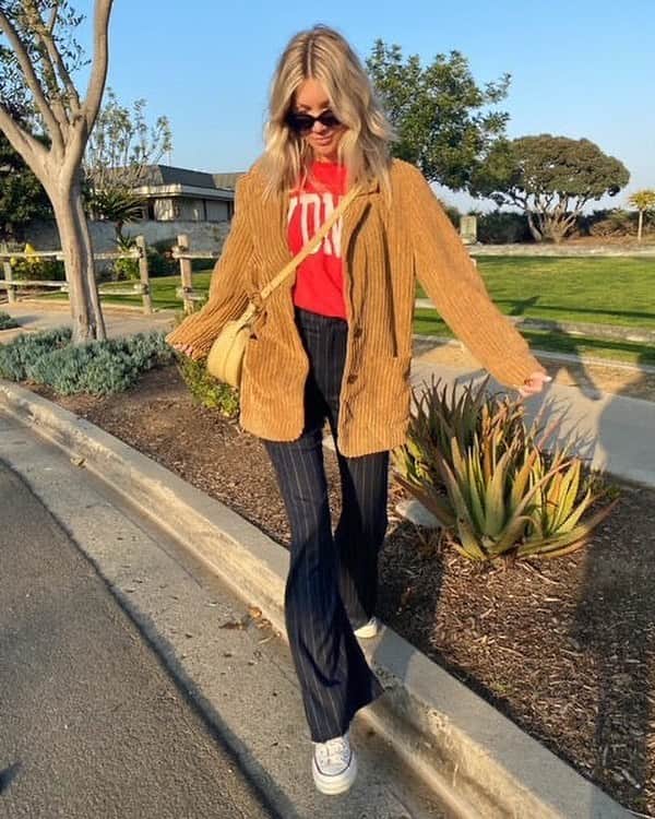 freepeopleのインスタグラム：「We all just glow a bit brighter on the weekends. Link in bio to shop @thesaltyblonde ‘s look.」